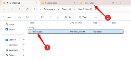 Middle-clicking on a folder to open it in a new tab in File Explorer.