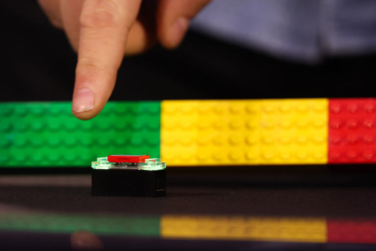 Lego представляет «Умные кирпичи» на пресс-конференции CES 2026, которая проходит в конференц-центре отеля Mandalay Bay в Лас-Вегасе, США, 5-го числа по местному времени. /AFP-Yonhap