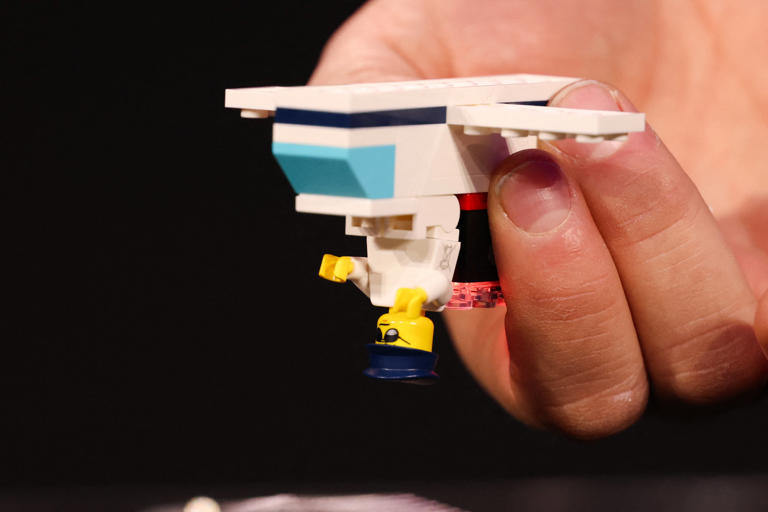 Самолёт Lego с фигурой пилота с «умными кирпичами» издаёт человеческий крик при перевороте. Lego представляет «Smart Bricks» и «Smart Play System» на пресс-конференции CES 2026, которая состоялась 5-го числа по местному времени в конференц-центре Mandalay Bay Hotel в Лас-Вегасе, США. /AFP-Yonhap