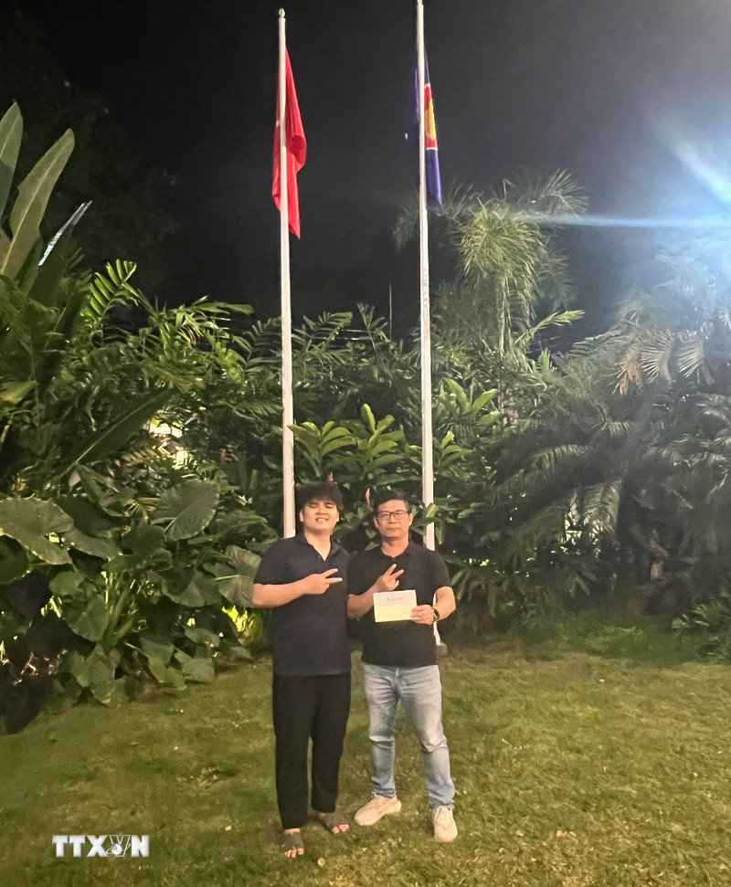 Giữa Caracas lửa đạn, có một vòng tay mang tên Tổ quốc