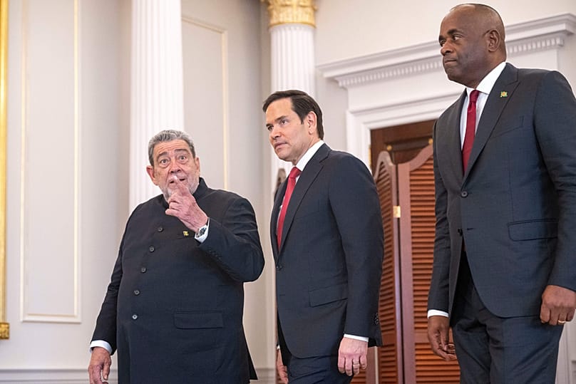 Le Premier ministre de Saint-Vincent-et-les-Grenadines, Ralph Gonsalves, en compagnie du secrétaire d'État américain, Marco Rubio, et du Premier ministre de la Dominique, Roosevelt Skerrit, au département d'État, le 6 mai 2025. Kevin Wolf/Copyright 2025 The AP. All rights reserved