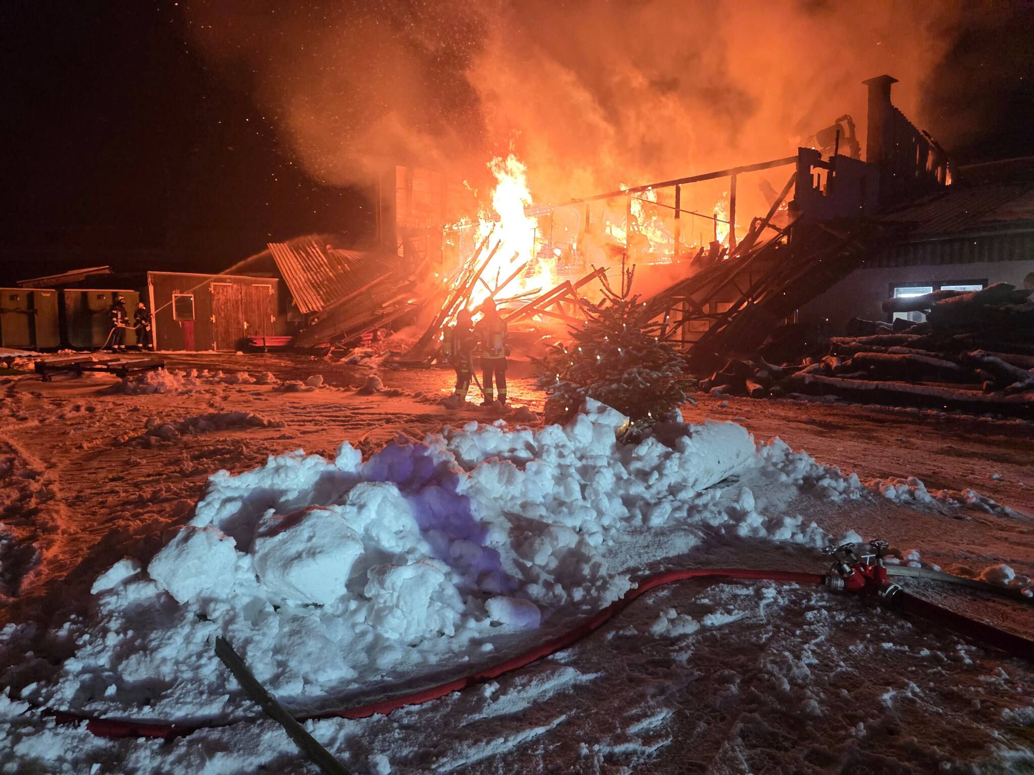 Großbrand in Aerzen: Werkstatt brennt, 152 Retter trotzen dem Winterwetter
