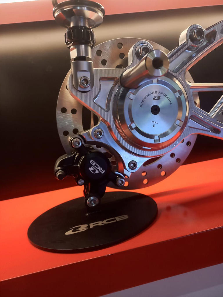 Bikin XMAX tampil hedon, RCB rilis swing arm aluminium CNC, mewah dan ...