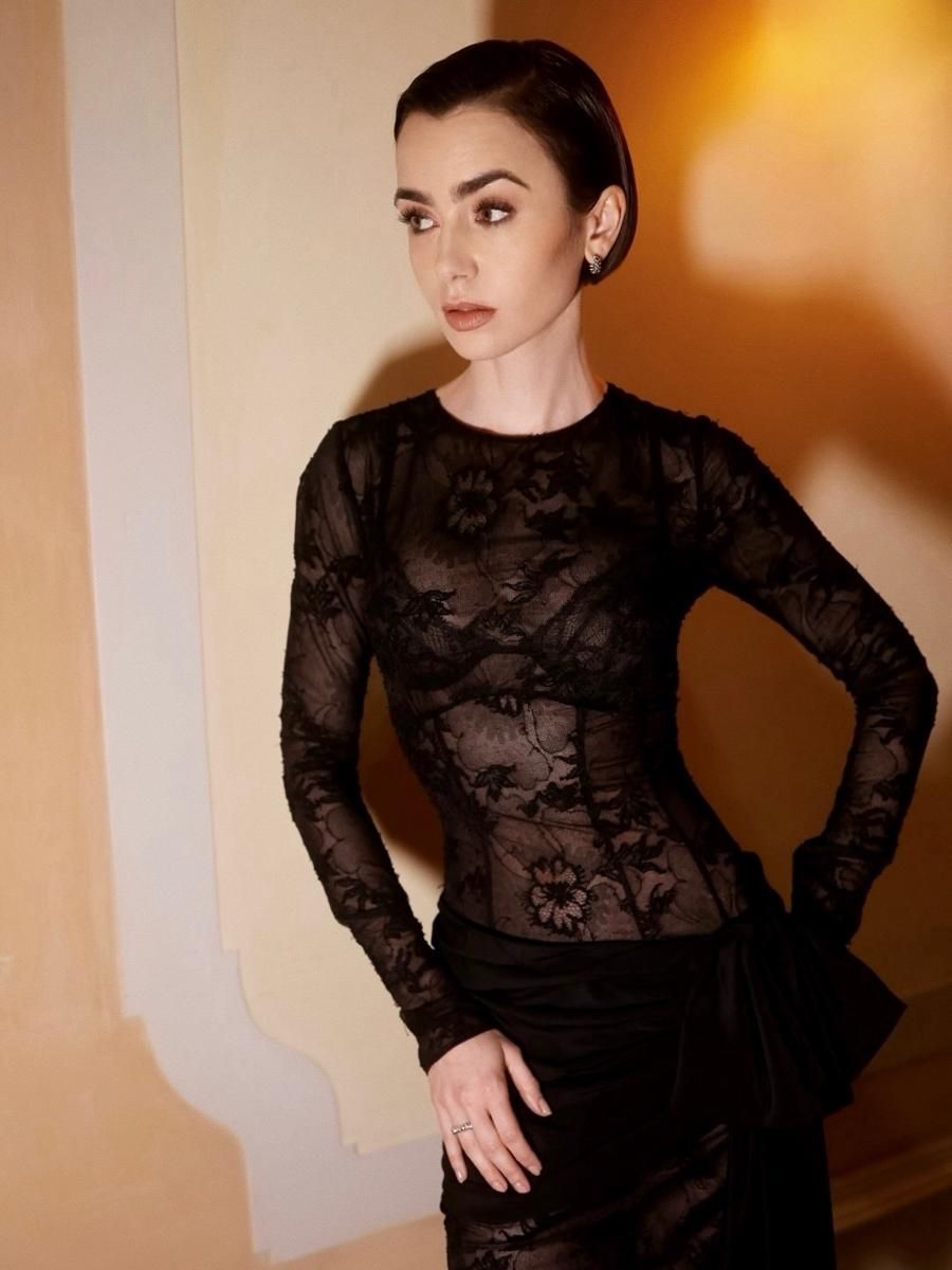 5 gaya rambut glamor ala Lily Collins yang menginspirasi