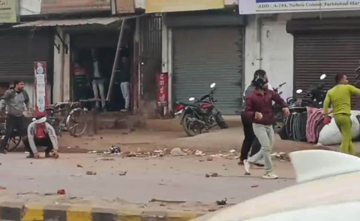 Video: 2 groups clash, throw stones at each other in Faridabad