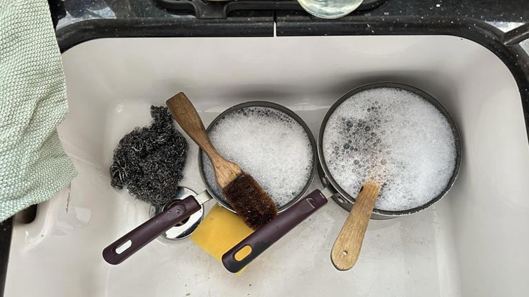 10 kitchen items you should never leave soaking in your sink