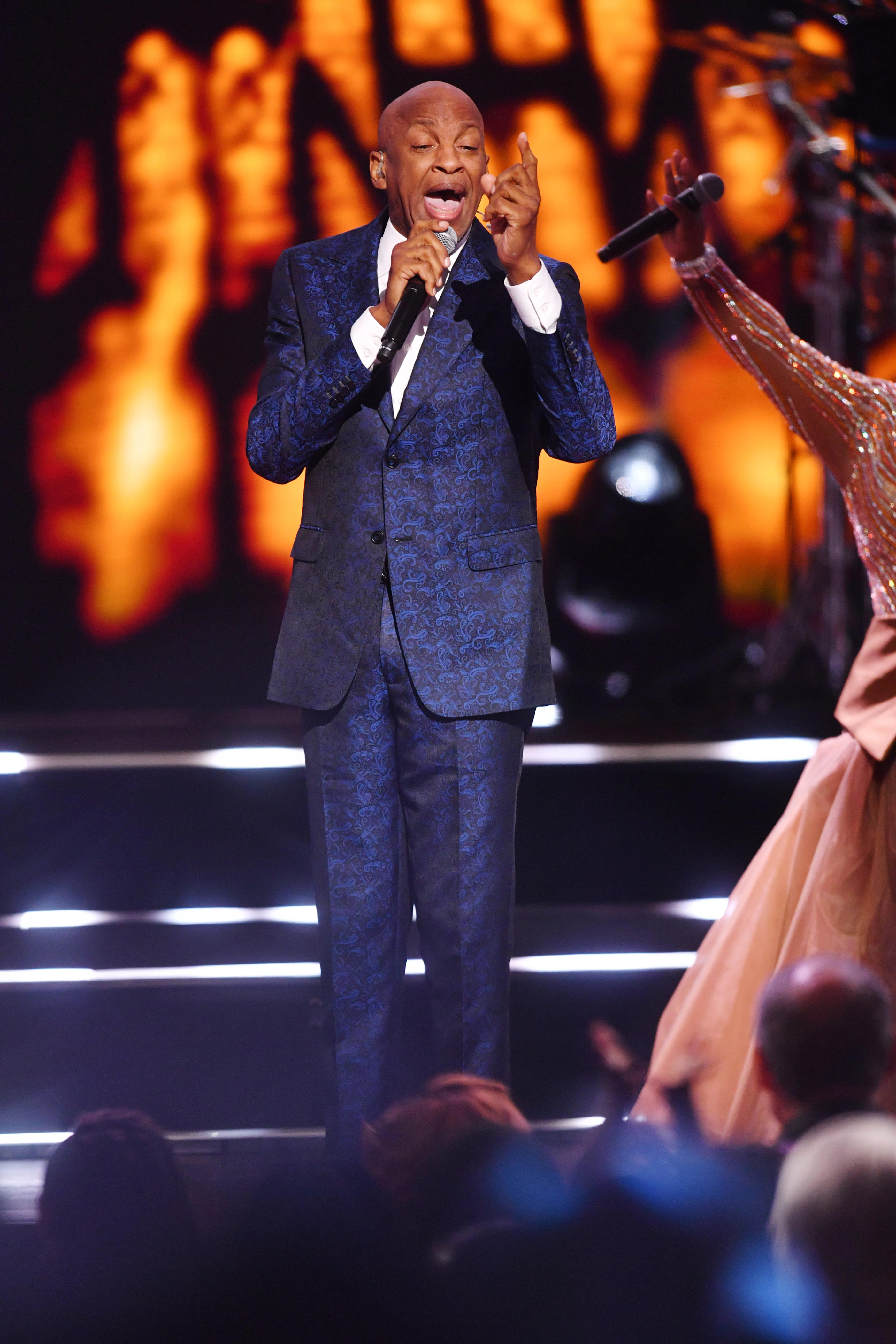 Cantante de gospel y pastor ganador del Grammy demandado por años de abuso sexual