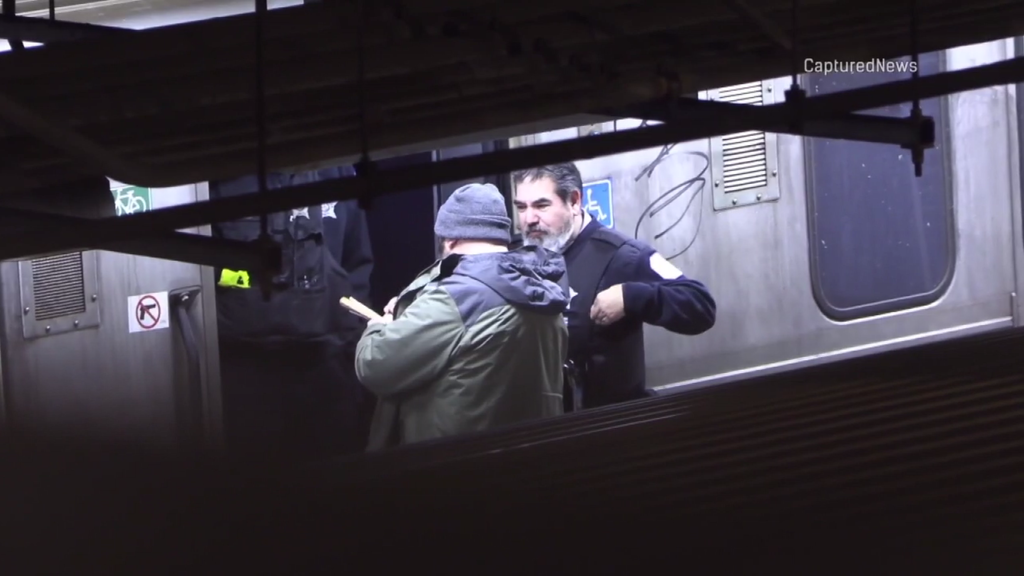 Man, woman stabbed on CTA Red Line platform on Chicago's South Side