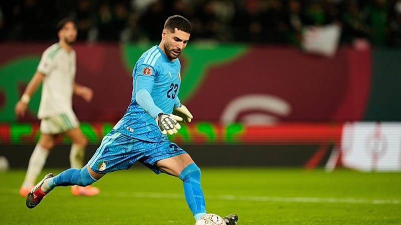 Le gardien de but algérien Luca Zidane frappe le ballon lors du match de de la CAN 2025 contre le Burkina Faso, à Rabat, au Maroc, le 28 décembre 2025