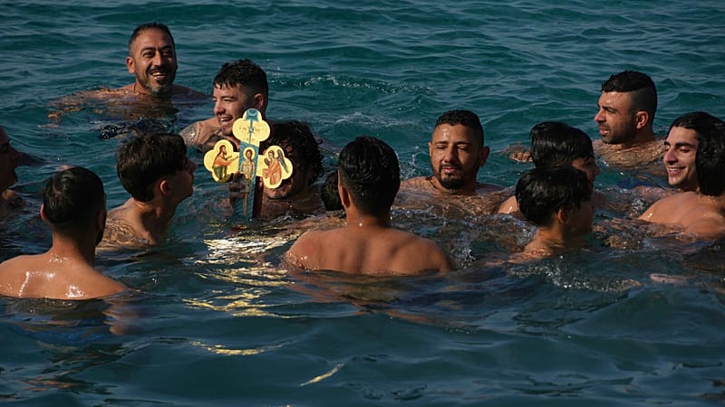 Un pèlerin attrape une croix jetée dans l’eau par un prêtre orthodoxe lors de l’Épiphanie pour bénir la mer, à Xylophagou, dans le sud-est de Chypre.