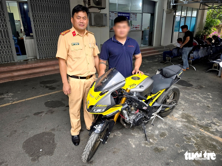 Xử phạt thanh niên buông hai tay, dùng điện thoại khi chạy trên đường Đỗ Mười, TP.HCM