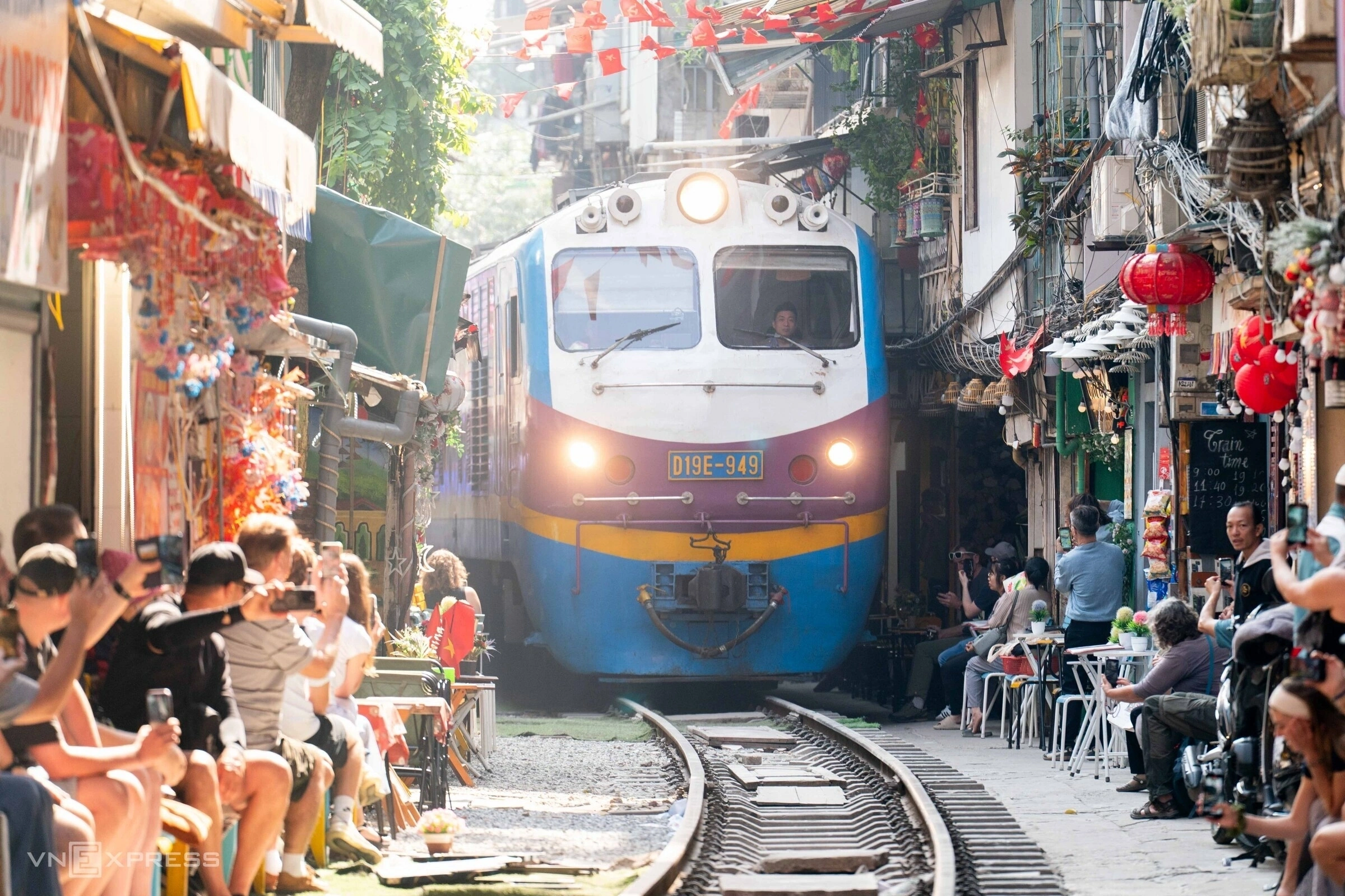 Hà Nội đề nghị dừng chạy tàu qua phố cà phê đường tàu