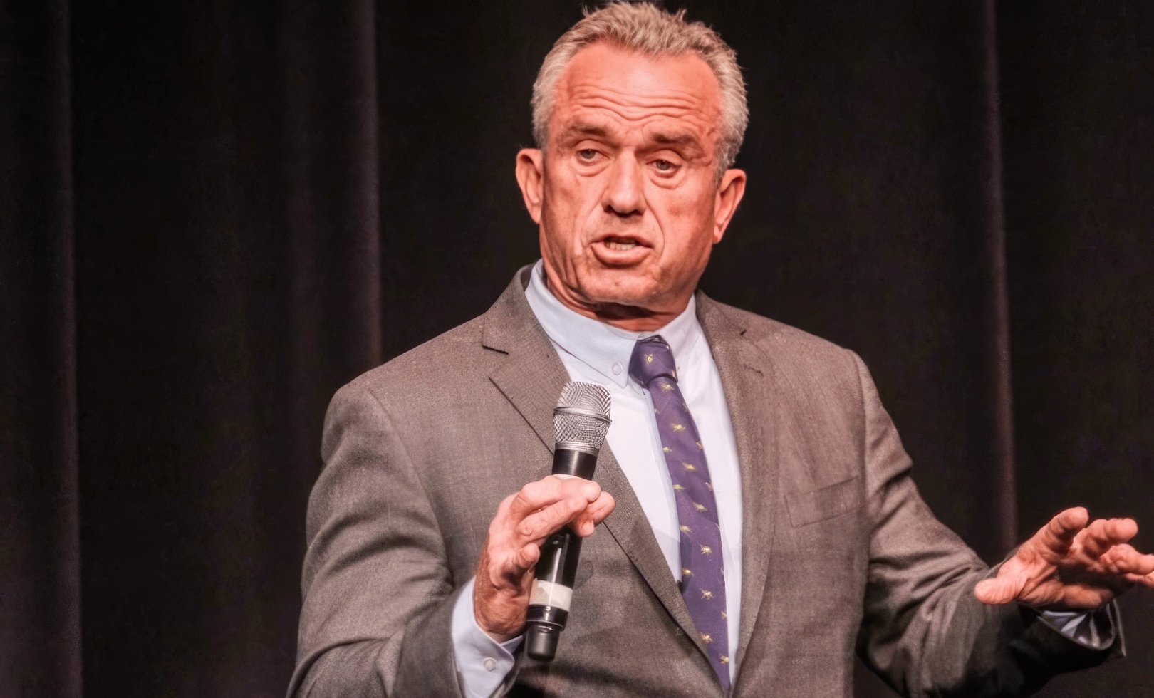 La présentation de la pyramide alimentaire de RFK Jr. interrompue par ...