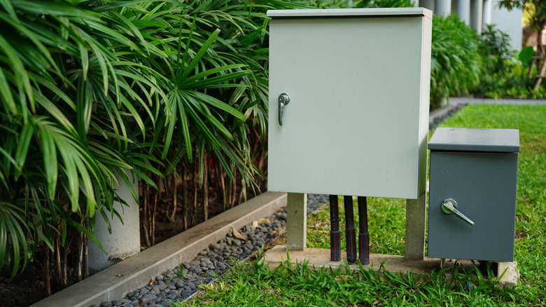 23 clever DIYs to hide the eyesore of outdoor electrical boxes in your yard