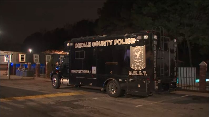 Man arrested after police, SWAT surround apartment complex in DeKalb County