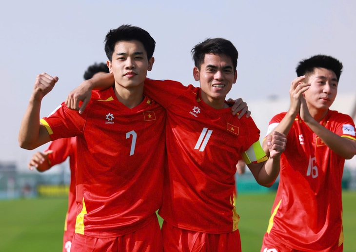 Làng bóng đá ngả mũ trước 'bài phạt góc Arsenal' của U23 Việt Nam