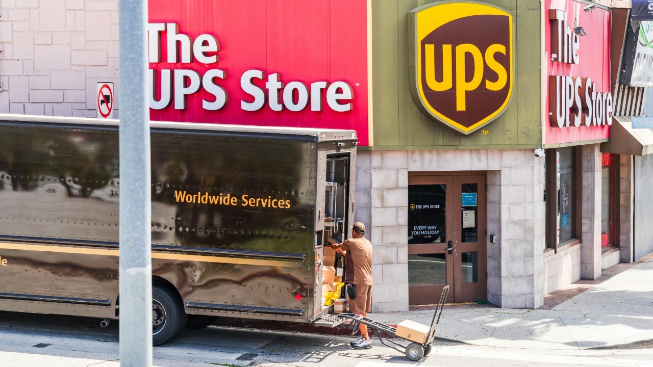 UPS seizes $32M in packages after closing the largest sorting hub<br><br>