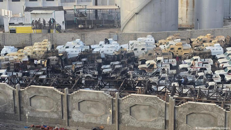 Саудиты, по слухам, приказали эмиратам забрать оружие и технику, отправленные в Йемен, обратно в порт — однако вернули только машины, после чего Саудовская Аравия бомбила объект