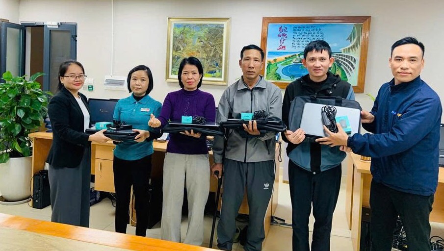 Công đoàn FLC Sầm Sơn tặng máy tính cho con đoàn viên vượt khó