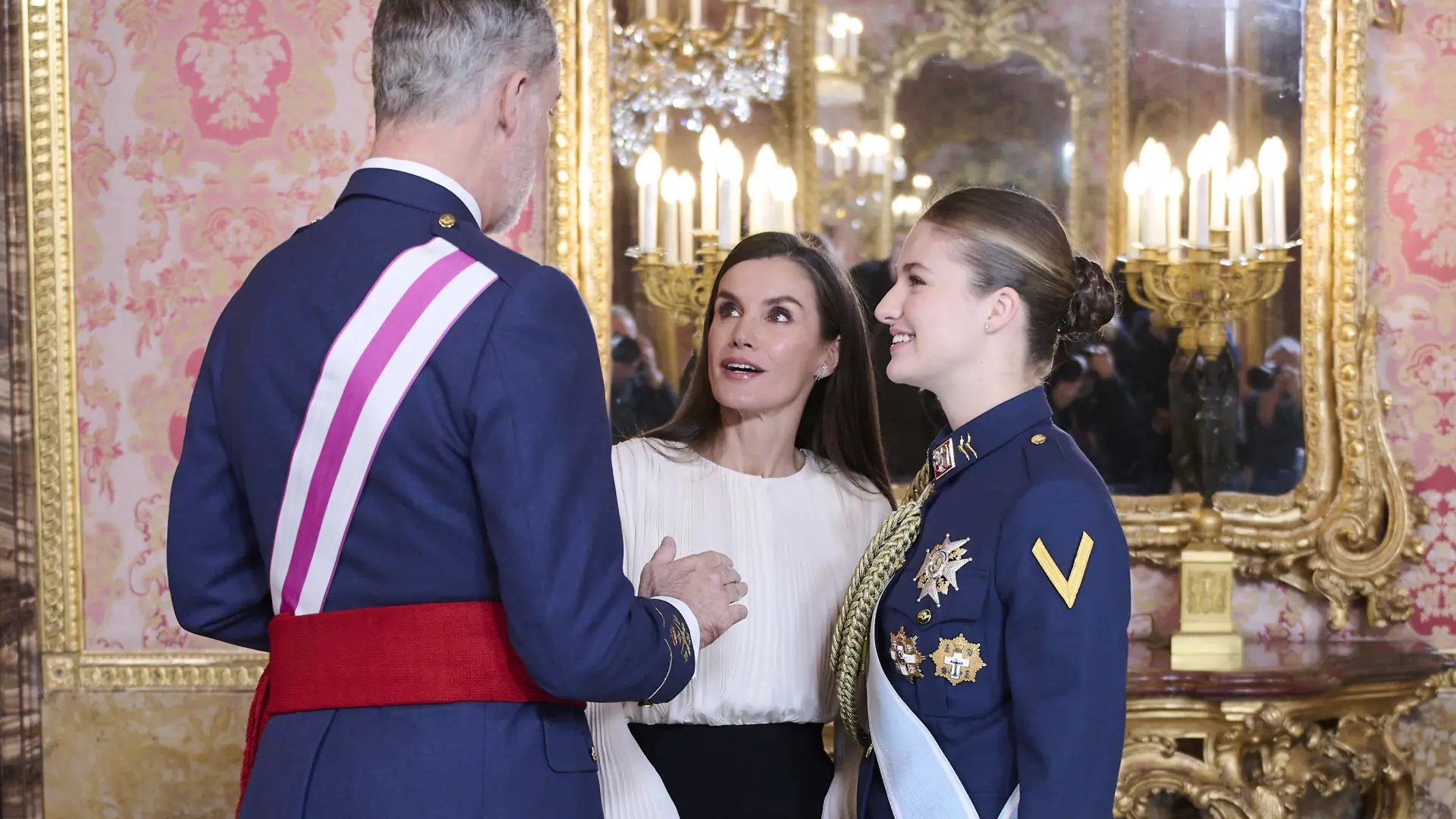 Los gestos de complicidad del rey Felipe VI con su hija, la princesa Leonor:  "Tus vivencias te están ayudando a comprender"