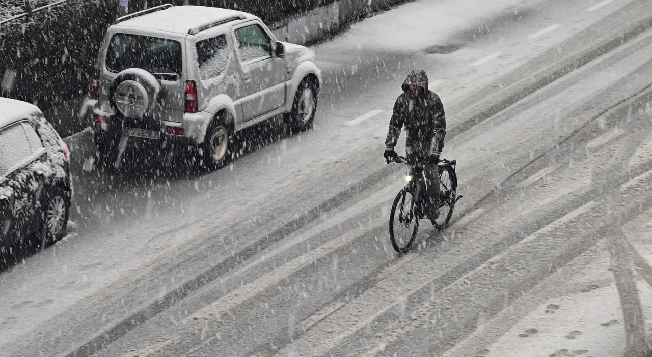 Marche, il maltempo imperversa: neve anche sulla costa. Allerta gialla ...
