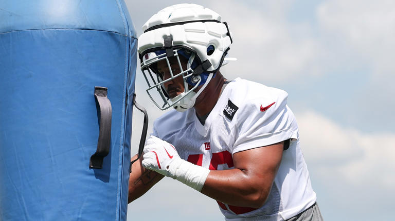 Giants re-sign promising rookie in first flurry of offseason moves