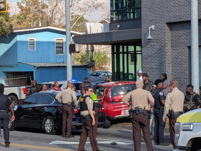 17-year-old in custody after police chase with mom’s car ends in crash ...
