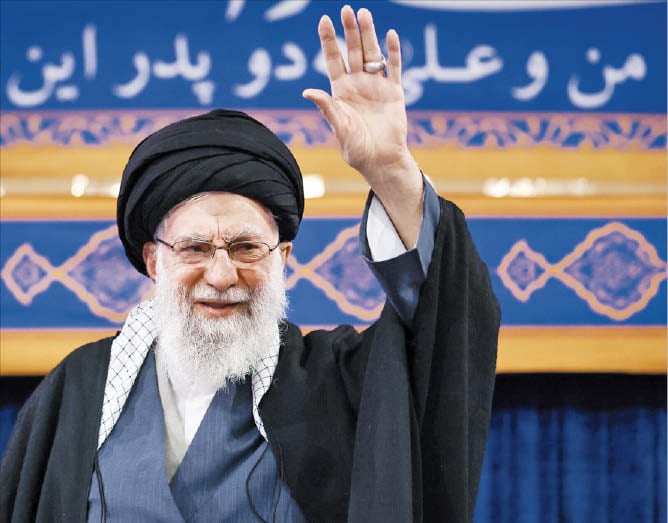 3-го числа, на мероприятии, проходившем в столице Ирана, Верховный лидер Али Хаменеи машет рукой. /EPA-Yonhap