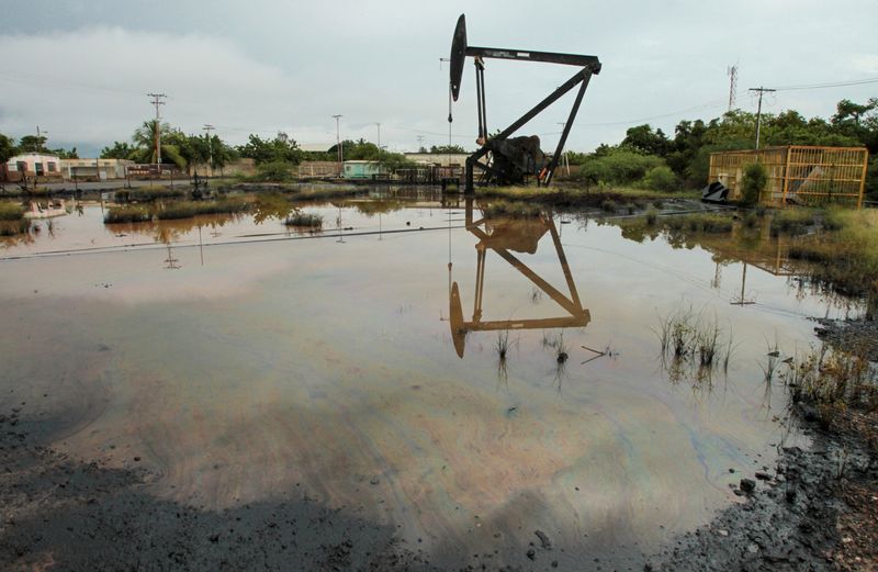 Oil falls after Trump says Venezuela will send oil to United States<br>