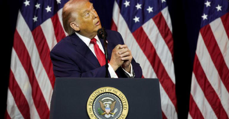 Trump dijo que si los republicanos no ganan las elecciones, los demócratas encontrarán la forma de destituirlo. Foto: AFP