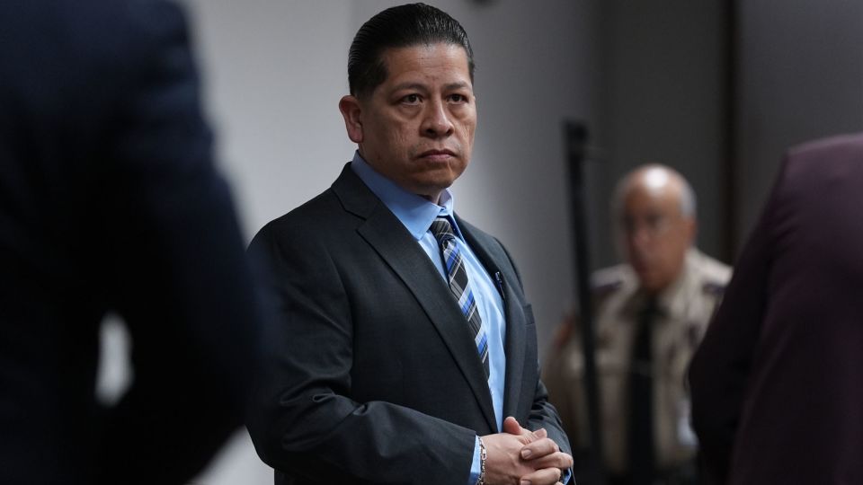 Judge cancels Wednesday testimony in Uvalde cop trial as defense says prosecutors withheld evidence<br><br>