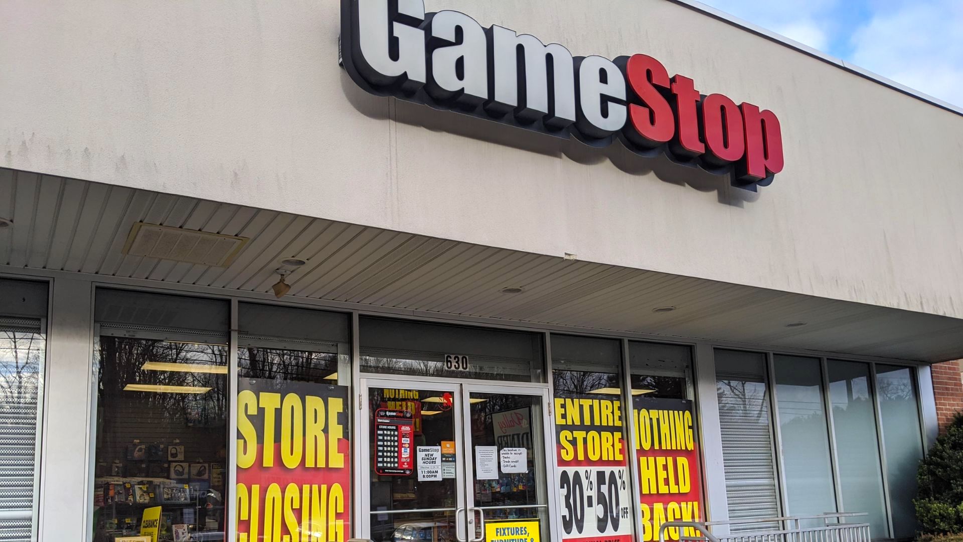 GameStop reportedly closing hundreds of stores