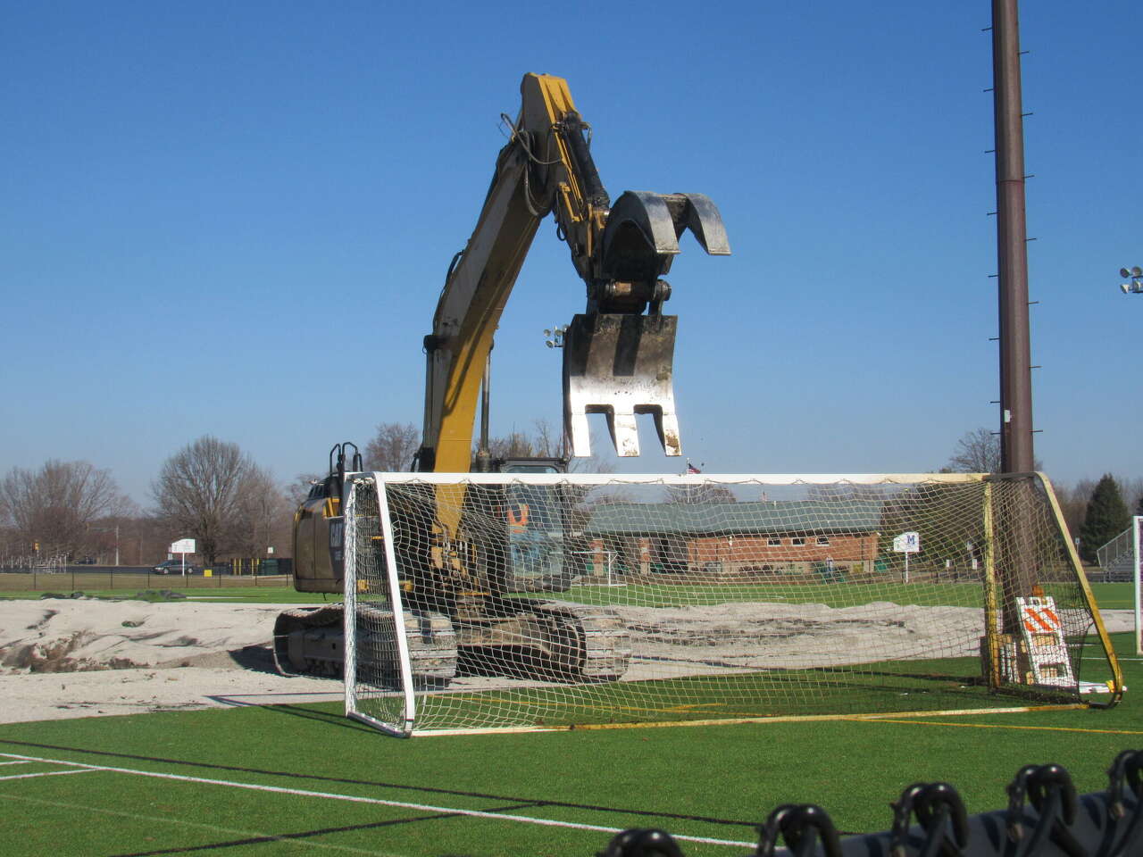 After more than 18 months, work begins to drain Gordon Moore Park sinkhole in Alton<br>