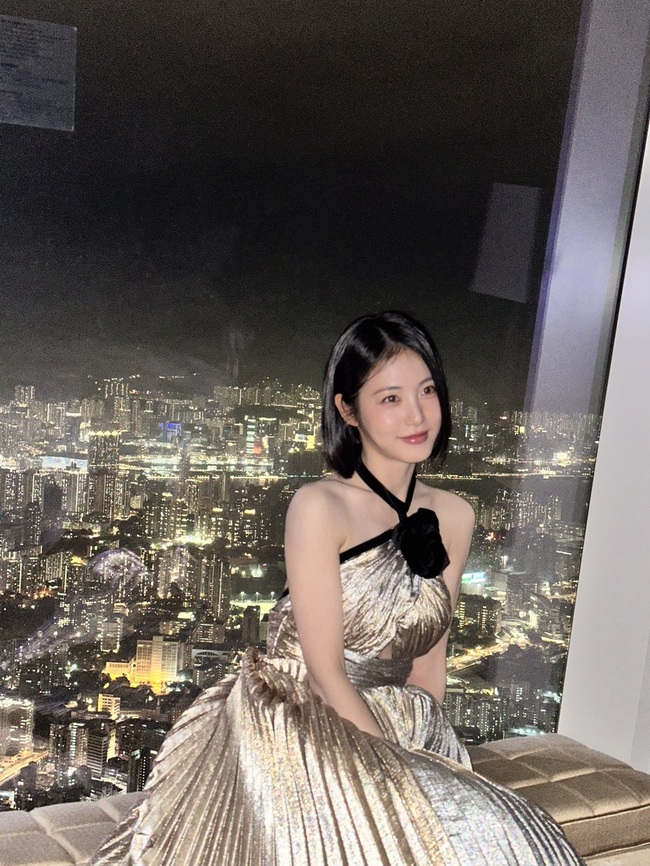 신예은 금빛 홀터넥 드레스 관련 보도 이미지