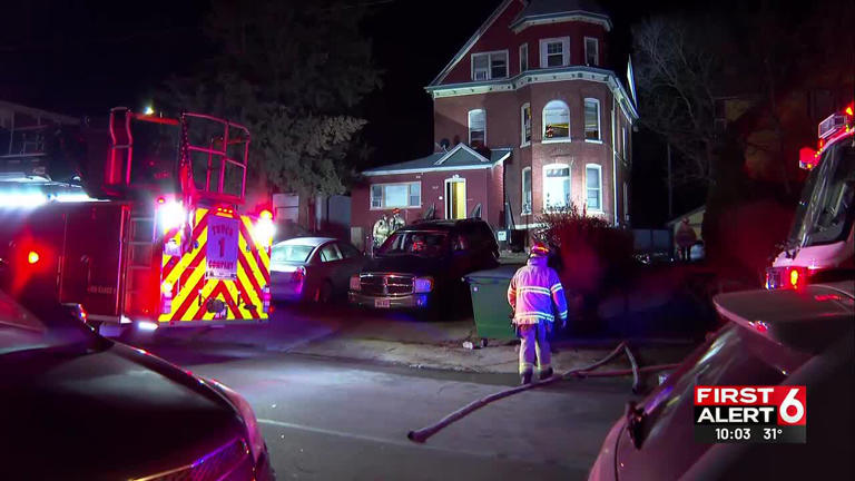 Omaha crews respond to apartment fire south of Leavenworth