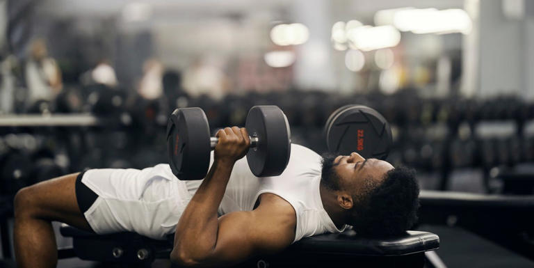 How much weight beginners should lift to build strength and muscle