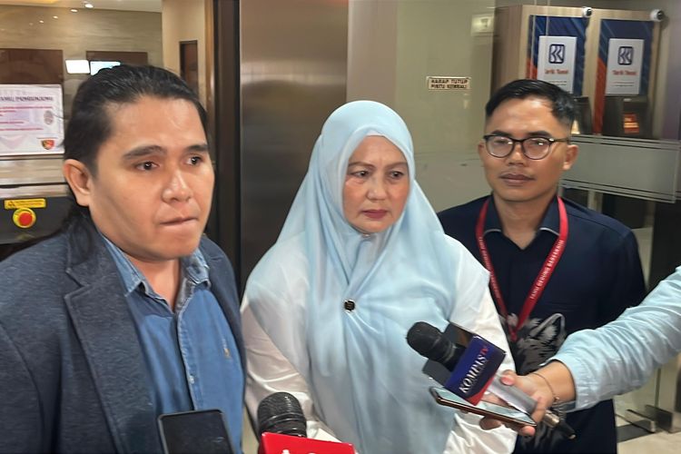 Wakil Gubernur Bangka Belitung, Hellyana (tengah) saat memenuhi panggilan Bareskrim Polri untuk diperiksa sebagai tersangka kasus dugaan penggunaan ijazah palsu, Rabu (7/1/2026).