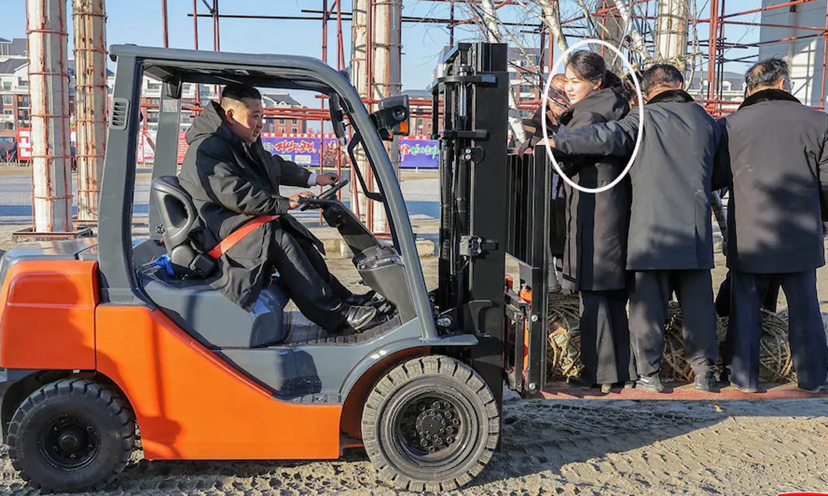 Ông Kim Jong-un lái xe nâng chở con gái và các quan chức