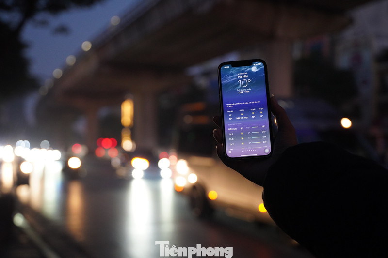 Hà Nội rét buốt 10 độ, người dân quây bạt, mặc áo mưa tránh gió