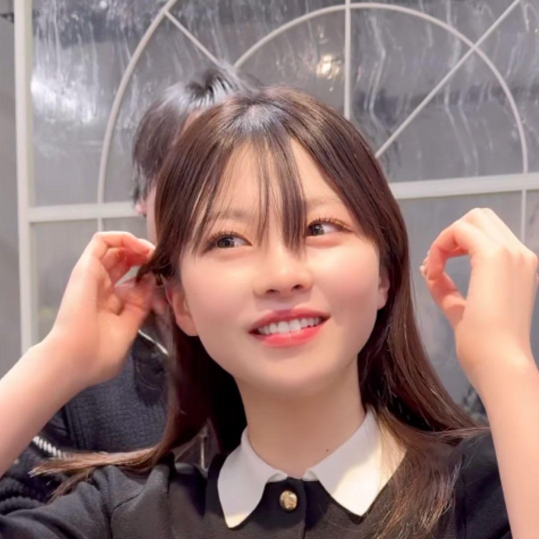 今日同じバス停から乗った女性が見覚えのある70年代 ファッションだった。これだ。このワンピースの上半身だけのような綿レースのブラウス。下は淡いブルーのワイドデニム。背中は見えていた。その人とは別に向かいにこの ヘアスタイルの女性がいてなんという松原真理空間と ..., image size:1080x1080