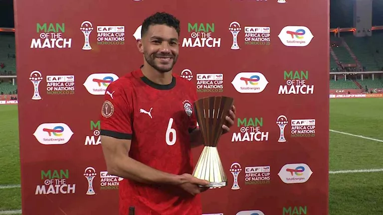 ياسر إبراهيم يتوج بجائزة رجل مباراة منتخب مصر وبنين (1)