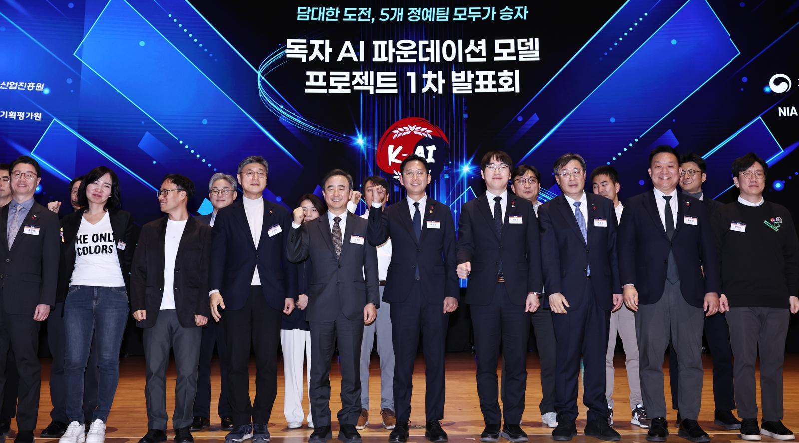 국가대표 AI 논란: 네이버, 중국 기술 차용 의혹 확산 - 기술 news from 동아일보