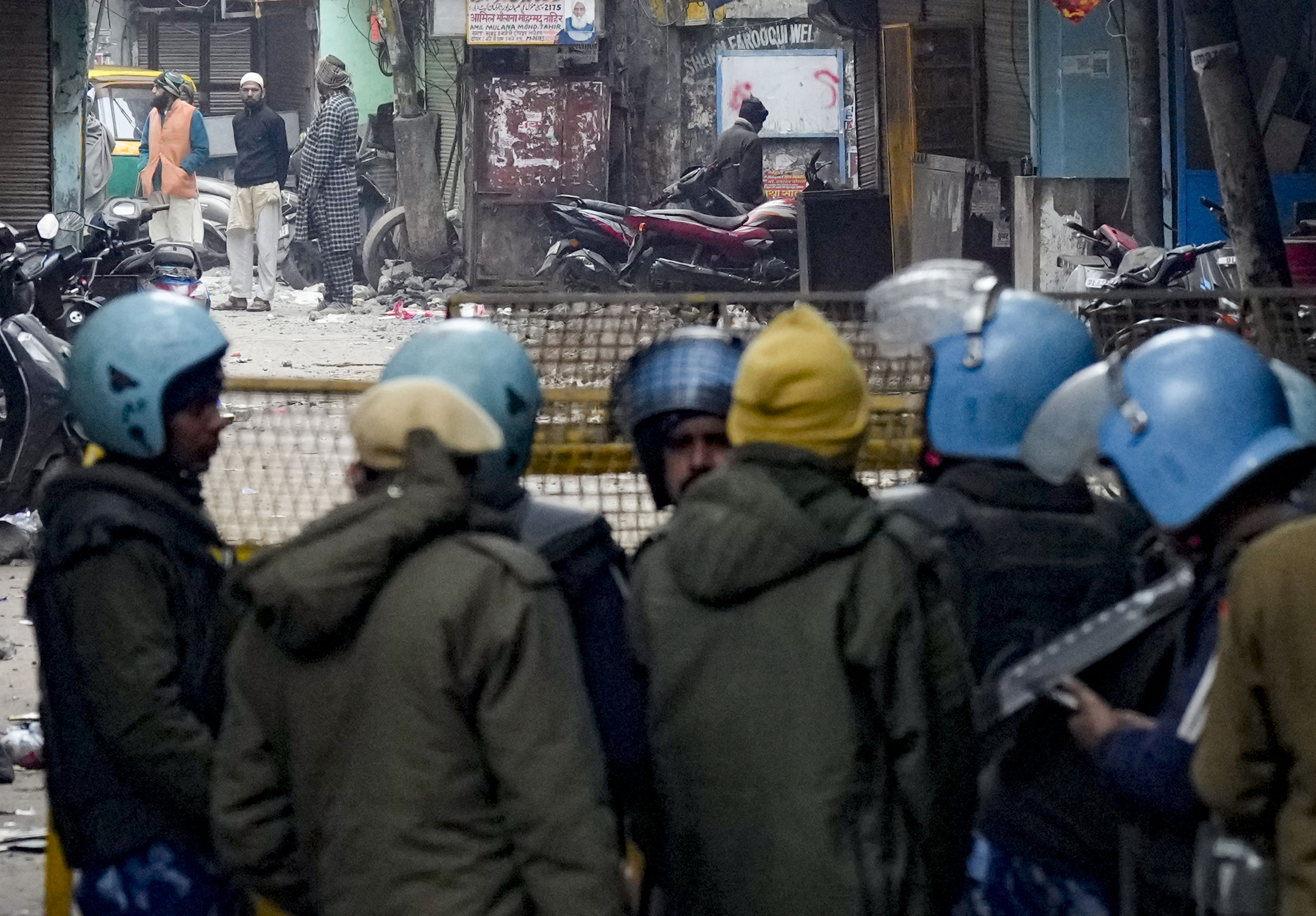5 cops injured in clash during demolition drive near Delhi mosque ...