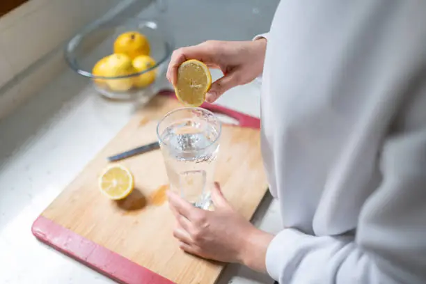O que a ciência diz sobre beber água com limão em jejum?