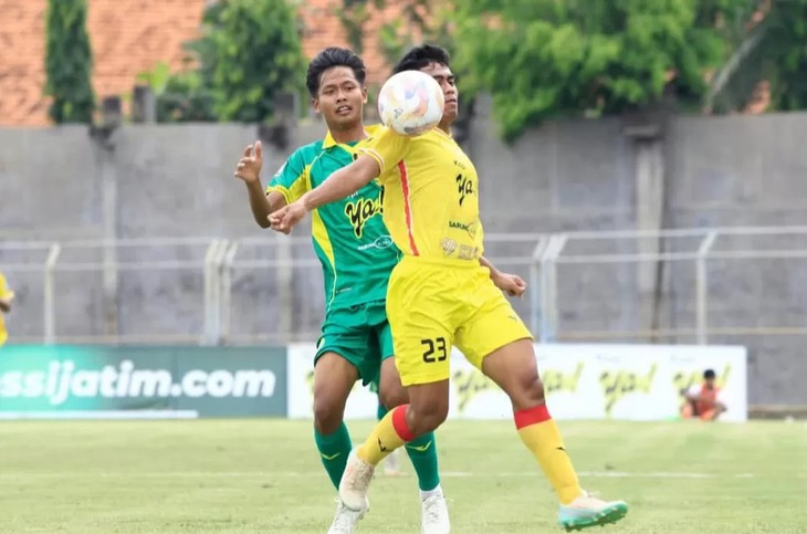 Cầu thủ Indonesia bị cấm thi đấu trọn đời vì phi thẳng chân vào người đối thủ