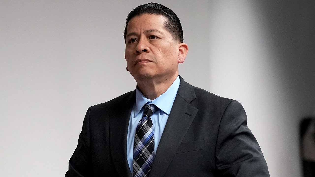 Uvalde trial halted after key witness changes testimony<br><br>