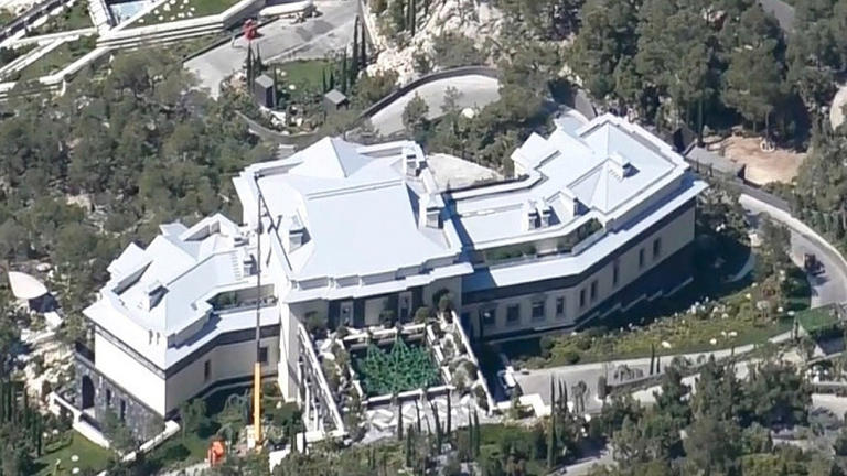 Vladimir Putin's secret and luxurious palace on the shores of the Black Sea
