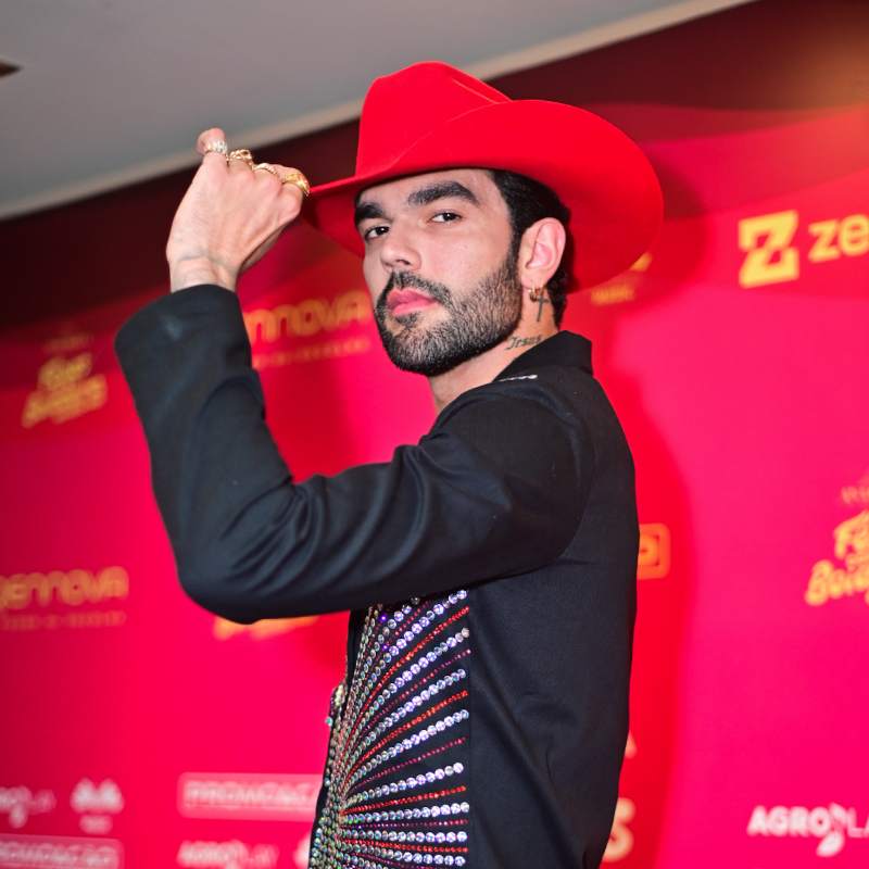 No palco do navio de Ana Castela, Luan Pereira dança e troca beijos com a noiva