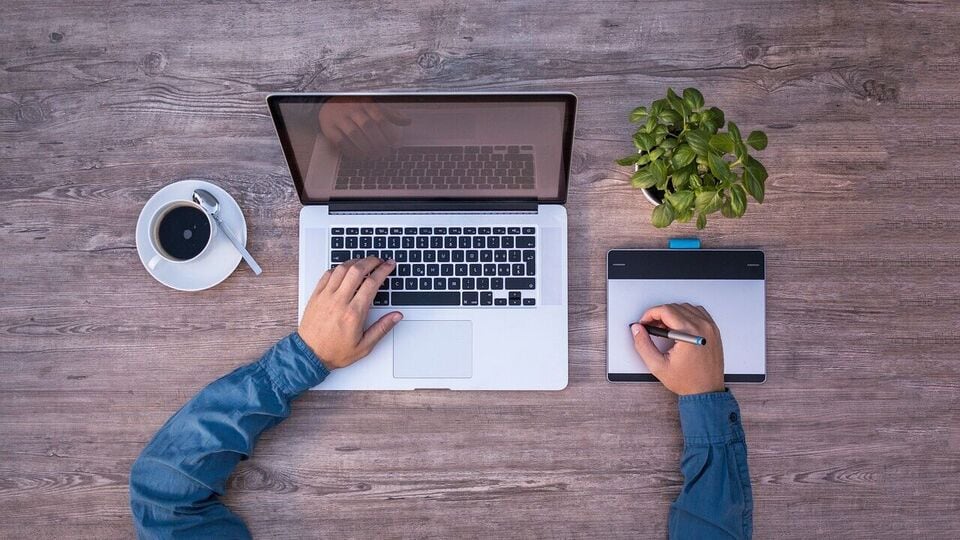 Employee sends email after work hours, gets apology from boss; internet ...