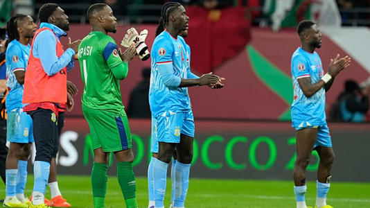 Les joueurs de la RDC applaudissent leurs supporters après le huitième de finale de la CAN 2025 contre l'Algérie à Rabat, au Maroc, le 6 janvier 2026